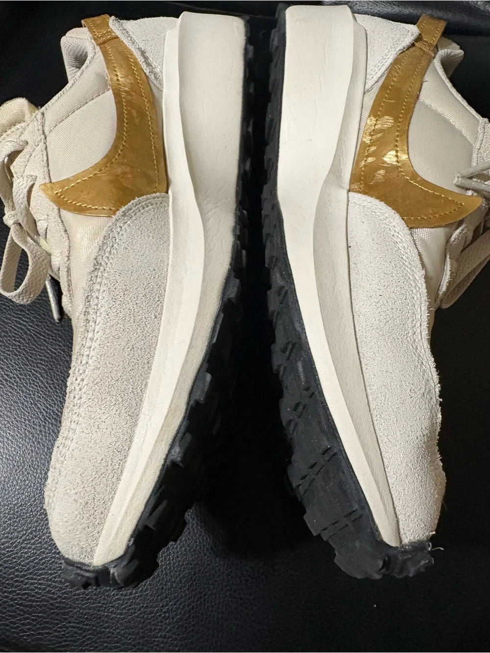 Nike 1972 Women's Cream Sneakers with Gold Swoosh size: 8